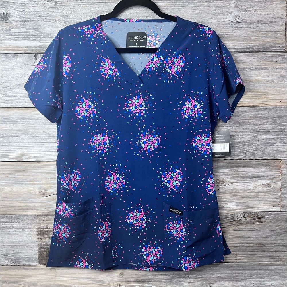 NWT MediChic Prints Heart Print V Neck Front Pockets Scrub Top Small 💗